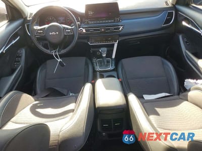 Zdjęcie 8 z 13 samochodu: 2023 KIA SELTOS VIN:KNDEU2AA2P7392106 - miniatura