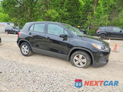 Czwarte zdjęcie samochodu z boku: 2019 CHEVROLET TRAX LS VIN:3GNCJKSB7KL333751 - miniatura