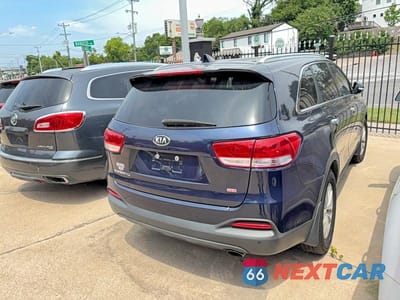 Czwarte zdjęcie samochodu z boku: 2018 KIA SORENTO LX VIN:5XYPG4A38JG391128 - miniatura