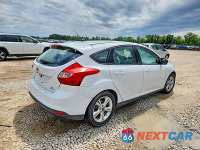 Trzecie zdjęcie samochodu z tyłu: 2013 FORD FOCUS SE VIN:1FADP3K28DL306998 - miniatura