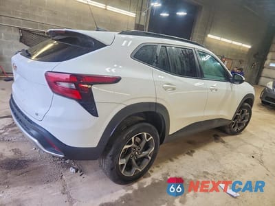 Trzecie zdjęcie samochodu z tyłu: 2024 CHEVROLET TRAX 1LT VIN:KL77LHE20RC239782 - miniatura