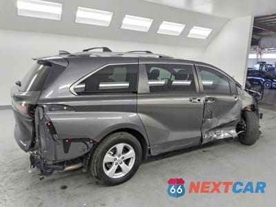 Trzecie zdjęcie samochodu z tyłu: 2025 TOYOTA SIENNA PLATINUM 7-PASSENGER VIN:5TDERKEC8SS280731 - miniatura