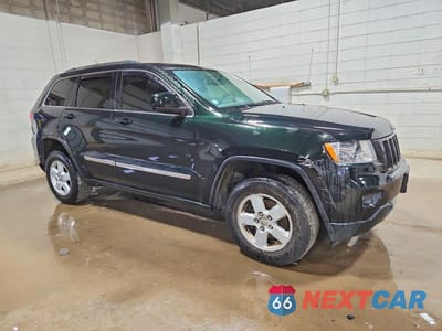 Czwarte zdjęcie samochodu z boku: 2013 JEEP GRAND CHEROKEE LAREDO VIN:1C4RJFAG0DC639891 - miniatura