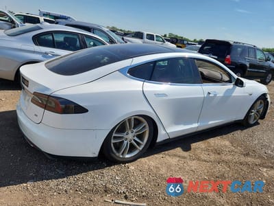 Trzecie zdjęcie samochodu z tyłu: 2013 TESLA MODEL S VIN:5YJSA1CN1DFP13869 - miniatura