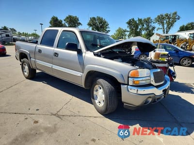 Czwarte zdjęcie samochodu z boku: 2006 GMC NEW SIERRA K1500 VIN:2GTEK13T261160308 - miniatura