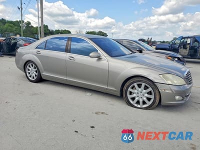 Czwarte zdjęcie samochodu z boku: 2007 MERCEDES-BENZ S 550 VIN:WDDNG71XX7A012575 - miniatura