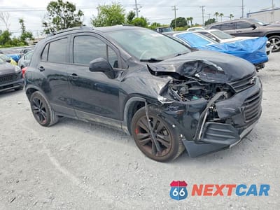 Czwarte zdjęcie samochodu z boku: 2020 CHEVROLET TRAX 1LT VIN:3GNCJLSB5LL234451 - miniatura