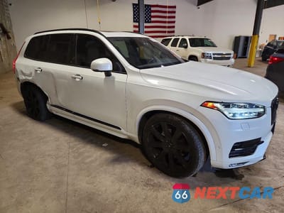 Czwarte zdjęcie samochodu z boku: 2017 VOLVO XC90 T6 VIN:YV4A22PL6H1181909 - miniatura