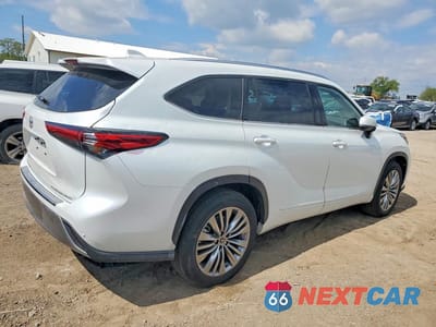 Trzecie zdjęcie samochodu z tyłu: 2022 TOYOTA HIGHLANDER PLATINUM VIN:5TDFZRBH5NS214221 - miniatura
