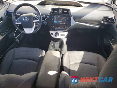Zdjęcie 8 z 12 samochodu: 2017 TOYOTA PRIUS THREE VIN:JTDKARFU4H3049569 - miniatura