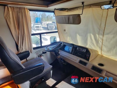 Piąte zdjęcie samochodu w środku: 1990 FORD ECONOLINE E350 MOTOR HOME CHASSIS VIN:1FCKE33G8LHA49411 - miniatura