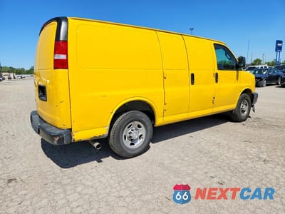 Trzecie zdjęcie samochodu z tyłu: 2021 CHEVROLET EXPRESS 2500 CARGO DELIVERY VAN VIN:1GCWGAFP2M1166830 - miniatura