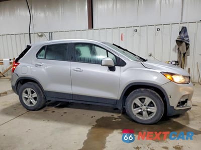 Czwarte zdjęcie samochodu z boku: 2017 CHEVROLET TRAX LS VIN:KL7CJNSB5HB183639 - miniatura