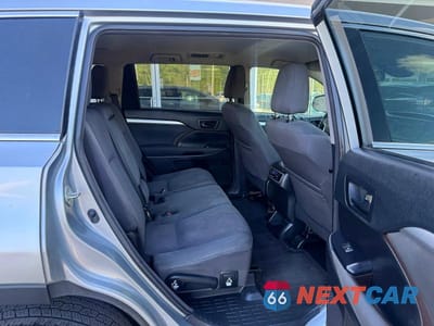 Zdjęcie 6 z 12 samochodu: 2018 TOYOTA HIGHLANDER LE VIN:5TDBZRFH9JS843564 - miniatura