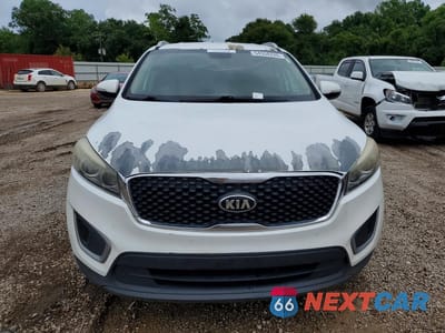 Piąte zdjęcie samochodu w środku: 2018 KIA SORENTO LX V6 VIN:5XYPG4A50JG375748 - miniatura