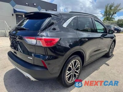 Trzecie zdjęcie samochodu z tyłu: 2020 FORD ESCAPE SEL VIN:1FMCU0H61LUB07822 - miniatura