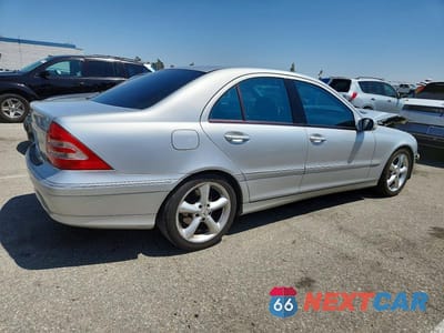 Trzecie zdjęcie samochodu z tyłu: 2004 MERCEDES-BENZ C 230K SPORT SEDAN VIN:WDBRF40JX4F549745 - miniatura