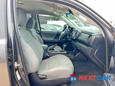 Piąte zdjęcie samochodu w środku: 2018 TOYOTA TACOMA SR VIN:5TFAX5GN7JX104508 - miniatura