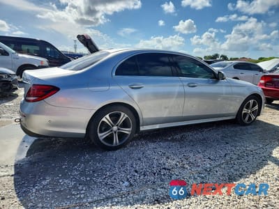Trzecie zdjęcie samochodu z tyłu: 2017 MERCEDES-BENZ E 300 4MATIC VIN:WDDZF4KB7HA158424 - miniatura