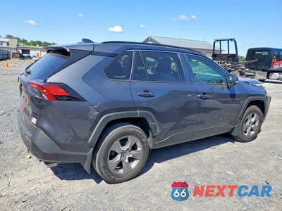Trzecie zdjęcie samochodu z tyłu: 2024 TOYOTA RAV4 HYBRID XLE VIN:JTMRWRFV0RJ061546 - miniatura