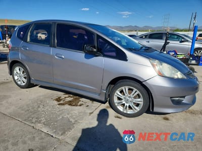 Czwarte zdjęcie samochodu z boku: 2009 HONDA FIT SPORT VIN:JHMGE87419S000208 - miniatura