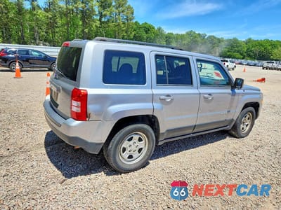 Trzecie zdjęcie samochodu z tyłu: 2016 JEEP PATRIOT SPORT VIN:1C4NJPBA7GD633762 - miniatura