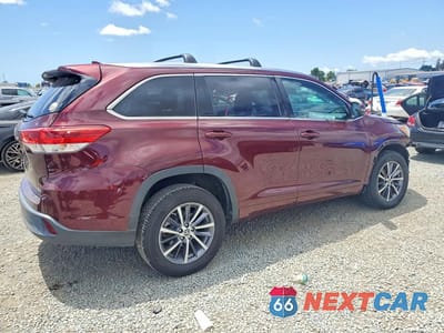 Trzecie zdjęcie samochodu z tyłu: 2018 TOYOTA HIGHLANDER XLE VIN:5TDKZRFHXJS281108 - miniatura