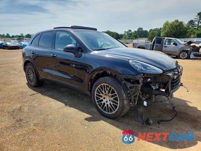 Czwarte zdjęcie samochodu z boku: 2017 PORSCHE CAYENNE VIN:WP1AA2A27HKA86600 - miniatura