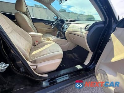 Piąte zdjęcie samochodu w środku: 2017 NISSAN ROGUE SV VIN:5N1AT2MV8HC817543 - miniatura