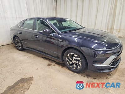 Czwarte zdjęcie samochodu z boku: 2026 HYUNDAI SONATA HYBRID BLUE VIN:KMHL24JJXTA160631 - miniatura