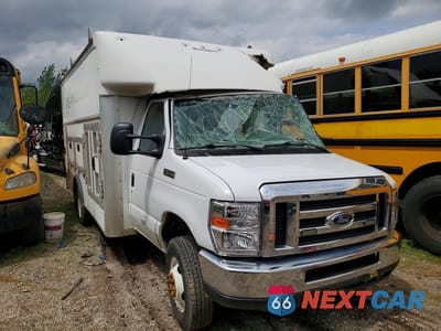 Czwarte zdjęcie samochodu z boku: 2019 FORD ECONOLINE E450 SUPER DUTY CUTAWAY VAN VIN:1FDXE4FS7KDC39598 - miniatura
