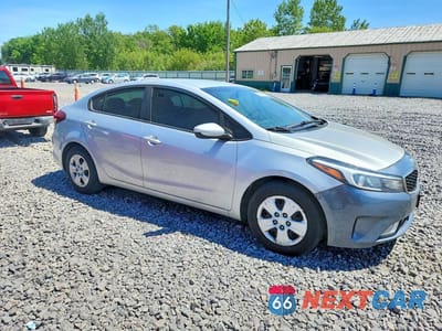 Czwarte zdjęcie samochodu z boku: 2018 KIA FORTE LX VIN:3KPFK4A75JE213963 - miniatura