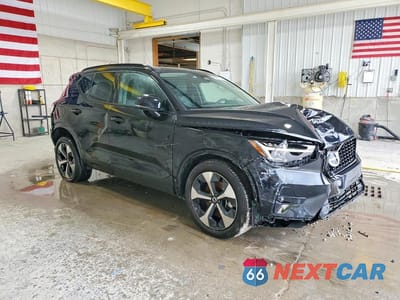 Czwarte zdjęcie samochodu z boku: 2026 VOLVO XC40 PLUS VIN:YV4L12UC0T2747114 - miniatura