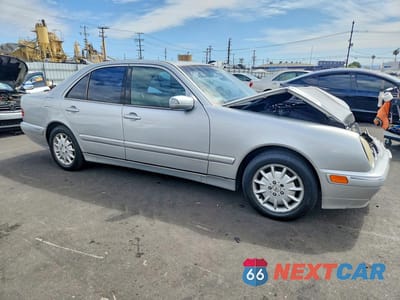 Czwarte zdjęcie samochodu z boku: 2001 MERCEDES-BENZ E 320 VIN:WDBJF65J21B200910 - miniatura