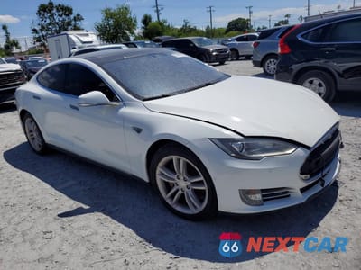 Czwarte zdjęcie samochodu z boku: 2014 TESLA MODEL S VIN:5YJSA1S13EFP65505 - miniatura