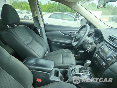 Piąte zdjęcie samochodu w środku: 2017 NISSAN ROGUE S VIN:KNMAT2MV1HP519316 - miniatura
