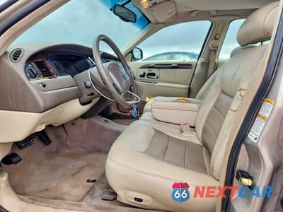 Zdjęcie 7 z 13 samochodu: 1999 LINCOLN TOWN CAR SIGNATURE VIN:1LNHM82W3XY683830 - miniatura