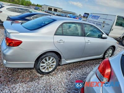 Trzecie zdjęcie samochodu z tyłu: 2010 TOYOTA COROLLA S VIN:1NXBU4EE5AZ368513 - miniatura
