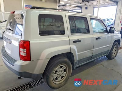 Trzecie zdjęcie samochodu z tyłu: 2011 JEEP PATRIOT SPORT VIN:1J4NT1GA6BD132347 - miniatura