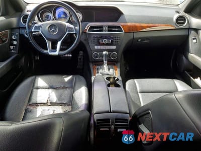 Zdjęcie 8 z 12 samochodu: 2012 MERCEDES-BENZ C 300 4MATIC VIN:WDDGF8BB4CA617576 - miniatura