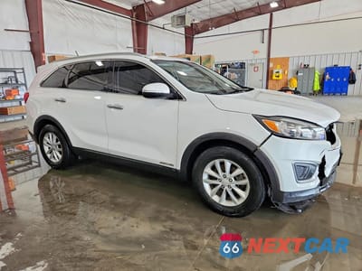 Czwarte zdjęcie samochodu z boku: 2016 KIA SORENTO LX V6 VIN:5XYPGDA58GG179324 - miniatura