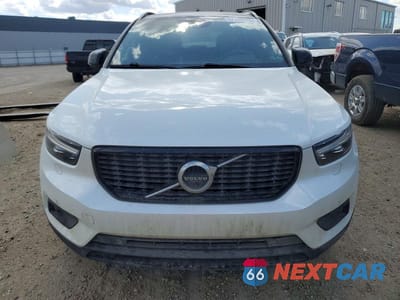 Piąte zdjęcie samochodu w środku: 2020 VOLVO XC40 T5 R-DESIGN VIN:YV4162UM1L2260442 - miniatura