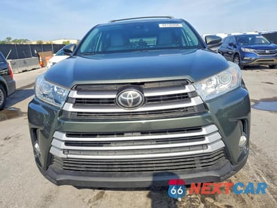 Piąte zdjęcie samochodu w środku: 2019 TOYOTA HIGHLANDER LE PLUS VIN:5TDZZRFH1KS333290 - miniatura
