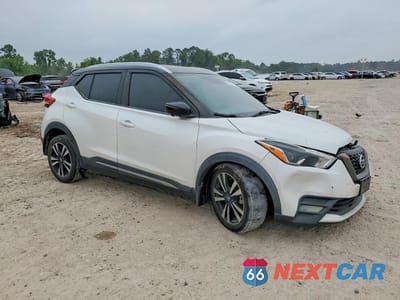 Czwarte zdjęcie samochodu z boku: 2020 NISSAN KICKS SR VIN:3N1CP5DV0LL517255 - miniatura