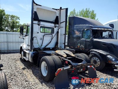 Trzecie zdjęcie samochodu z tyłu: 2018 VOLVO VNL SEMI TRUCK VIN:4V4N39TGXJN892535 - miniatura