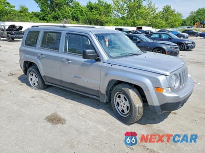 Czwarte zdjęcie samochodu z boku: 2016 JEEP PATRIOT SPORT VIN:1C4NJPBA8GD583177 - miniatura