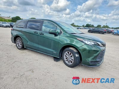 Czwarte zdjęcie samochodu z boku: 2021 TOYOTA SIENNA LE VIN:5TDKRKECXMS001401 - miniatura