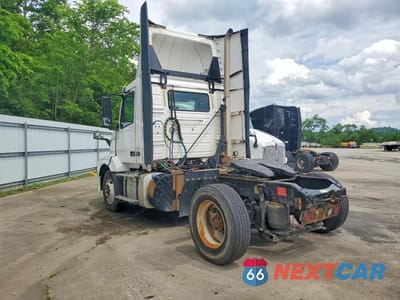 Trzecie zdjęcie samochodu z tyłu: 2018 VOLVO VNL SEMI TRUCK VIN:4V4N39TG6JN892595 - miniatura