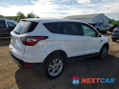 Trzecie zdjęcie samochodu z tyłu: 2017 FORD ESCAPE SE VIN:1FMCU9GD9HUA98508 - miniatura