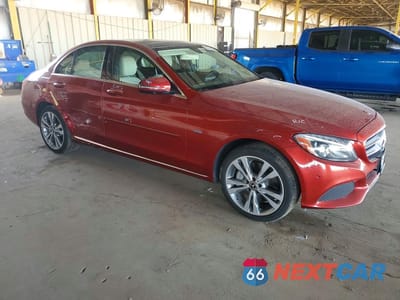 Czwarte zdjęcie samochodu z boku: 2018 MERCEDES-BENZ C 350E VIN:55SWF4HB3JU257158 - miniatura